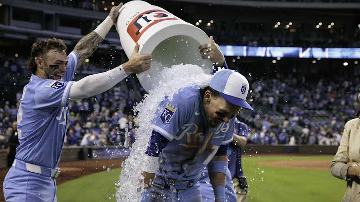  Kansas City Royals catcher Carter Jensen (22) dumps water on shortstop Bobby Witt Jr. (7) after the game against the Detroit Tigers at Kauffman Stadium. | William Purnell-Imagn Images 