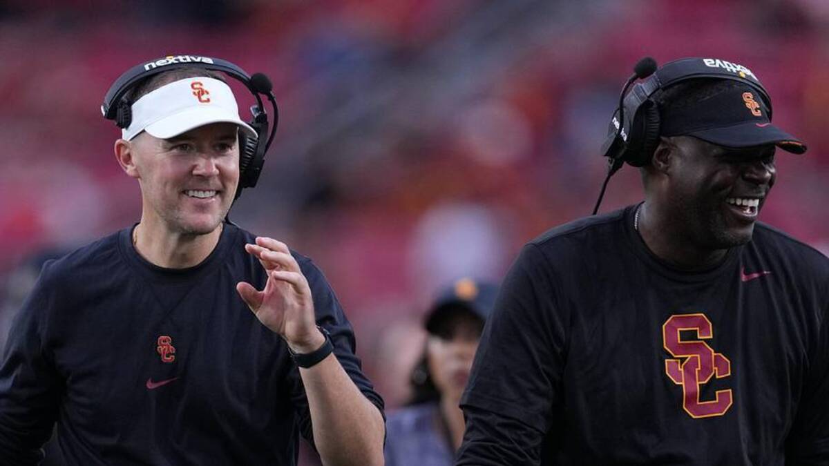  Sep 2, 2023; Los Angeles, California, USA; Southern California Trojans head coach Lincoln Riley (leff) and wide receivers coach Dennis Simmons react against the Nevada Wolf Pack in the second half at United Airlines Field at Los Angeles Memorial Coliseum. Mandatory Credit: Kirby Lee-Imagn Images | Kirby Lee-Imagn Images 
