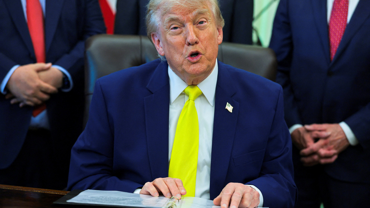 U.S. President Donald Trump delivers remarks to reporters about his administration's support for coal energy production, among other topics, in the Oval Office at the White House in Washington, D.C., U.S., June 4, 2026. REUTERS/Jonathan Ernst