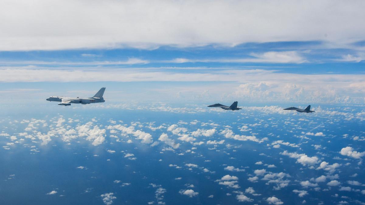 ARCHIVO - En esta foto distribuida por la Agencia Noticiosa Xinhua, aviones del Comando del Teatro Oriental del Ejército Popular de Liberación chino realizan ejercicios de combate en torno a la isla de Taiwán, jueves 11 de agosto de 2022. (Li Bingyu/Xinhua via AP, File)