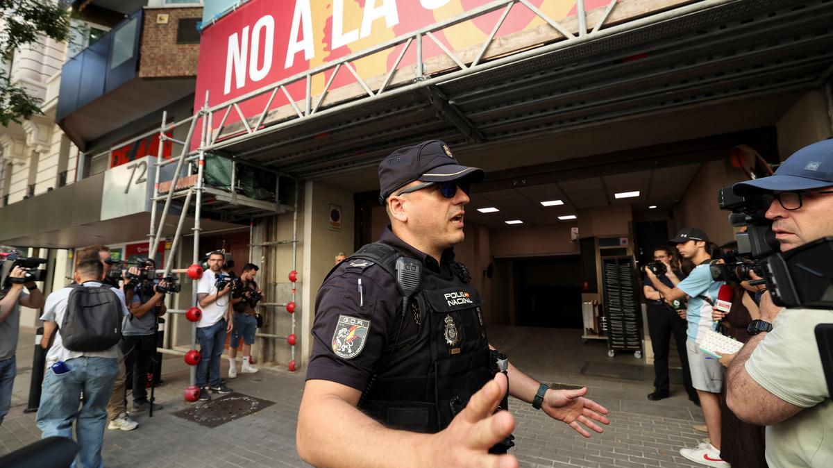 Members of the media work outside as Spanish police cordon off access to the Socialist Party's headquarters on a judicial order to gather information on a possible illegal financing scheme, in Madrid, Spain, May 27, 2026. REUTERS/Violeta Santos Moura