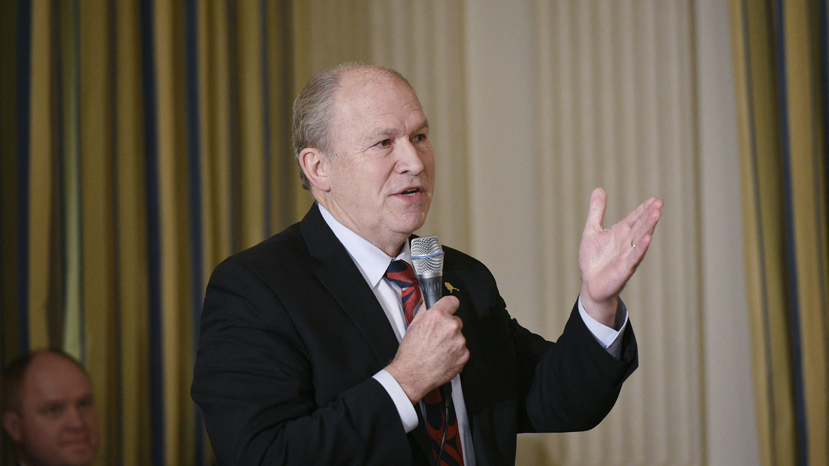 Then Alaska Governor Bill Walker asks a question of US President Barack Obama after Obama addressed the National Governors Association on Feb. 22, 2016, at the White House in Washington, D.C. Walker is running for governor again now. (Mandel Ngan/AFP via Getty Images/TNS)