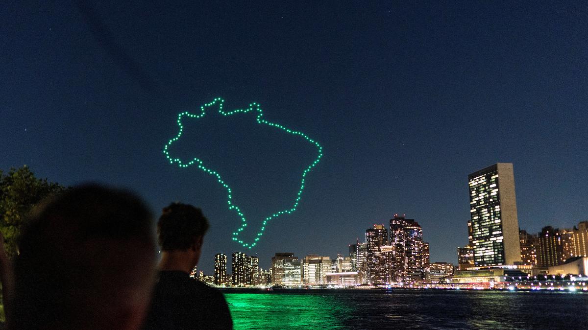FILE PHOTO: People watch drones creating a 3-D display outside the United Nations Headquarters calling attention to the Amazon rainforest and climate change in New York U.S., September 15, 2023. REUTERS/Eduardo Munoz/File Photo