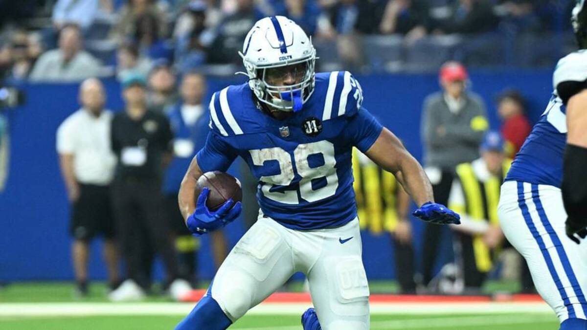  Indianapolis Colts running back Jonathan Taylor (28) runs during the first half against the Jacksonville Jaguars at Lucas Oil Stadium. | Robert Goddin-Imagn Images 