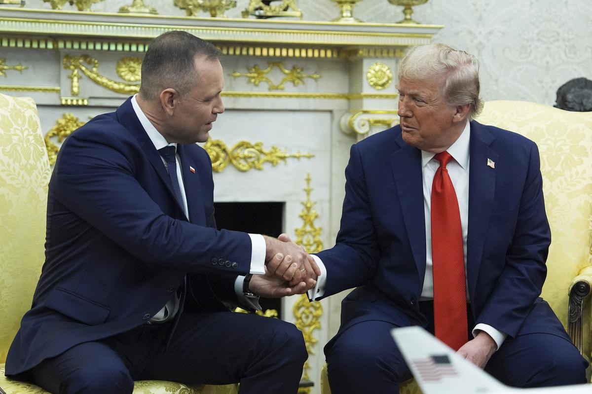  President Donald Trump shakes hands with Polish President Karol Nawrocki, during a meeting in the Oval Office of the White House, Wednesday, September 3, 2025, in Washington. (AP Photo/Evan Vucci) 