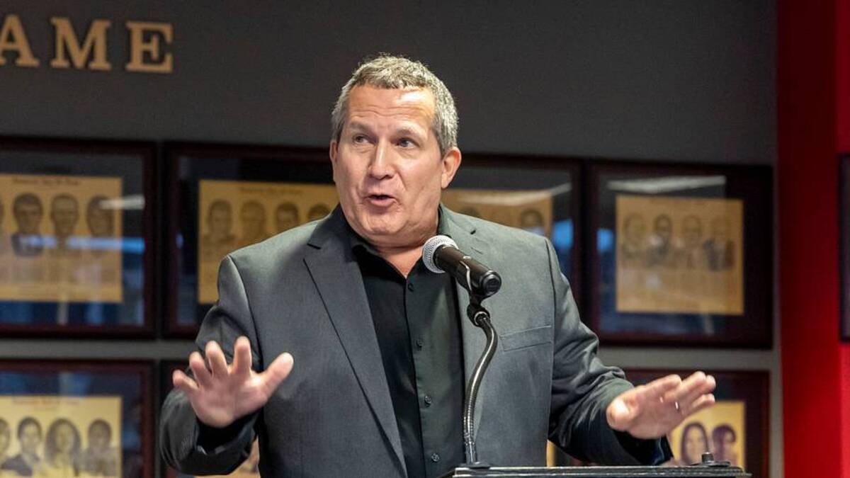  Former ASWA President Kevin Scarbinsky pays tribute to Mike Bolton at the Alabama Sports Writers Association awards banquet on June 14, 2026 at Jacksonville State. | Vasha Hunt 