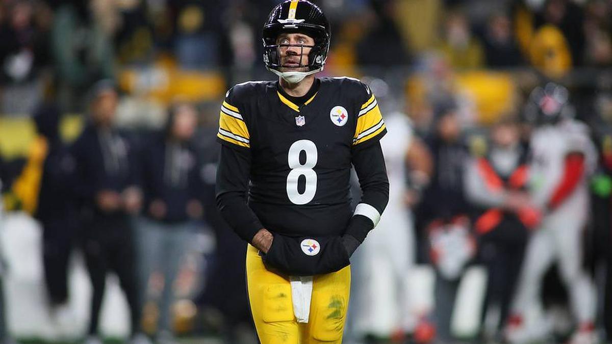  Pittsburgh Steelers quarterback Aaron Rodgers (8) looks on after being sacked during the first half of the NFL Wild Card game against the Houston Texans at Acrisure Stadium in Pittsburgh, PA on January 12, 2026. | Michael Longo/For USA Today Network-PA / USA TODAY NETWORK via Imagn Images 