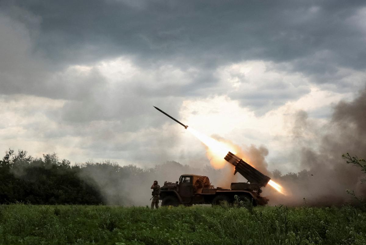Servicemen of the 148th Separate Artillery Zhytomyr Brigade of the Armed Forces of Ukraine fire a BM-21 Grad multiple launch rocket system towards Russian troops, amid Russia's attack on Ukraine, in Dnipropetrovsk region, Ukraine May 25, 2026. REUTERS/Anatolii Stepanov