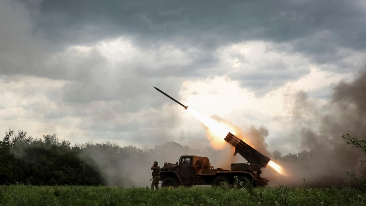 Servicemen of the 148th Separate Artillery Zhytomyr Brigade of the Armed Forces of Ukraine fire a BM-21 Grad multiple launch rocket system towards Russian troops, amid Russia's attack on Ukraine, in Dnipropetrovsk region, Ukraine May 25, 2026. REUTERS/Anatolii Stepanov