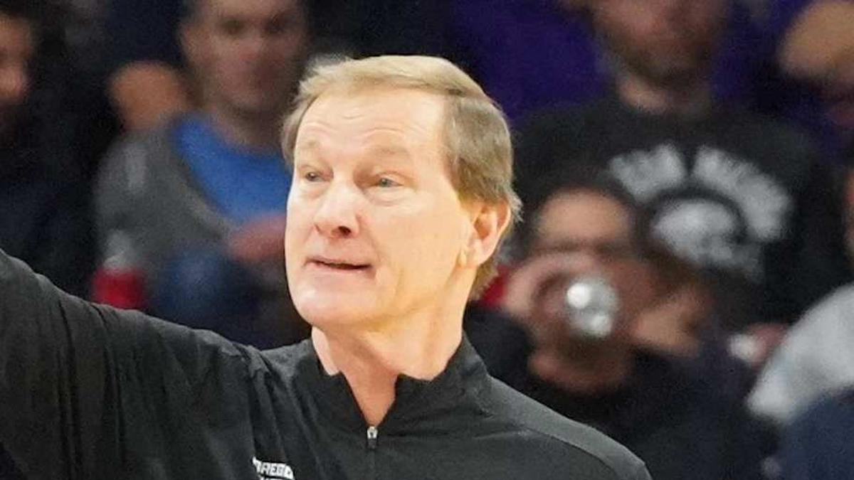  Feb 28, 2026; Evanston, Illinois, USA; Oregon Ducks head coach Dana Altman gestures to his team against the Northwestern Wildcats during the first half at Welsh-Ryan Arena. Mandatory Credit: David Banks-Imagn Images | David Banks-Imagn Images 