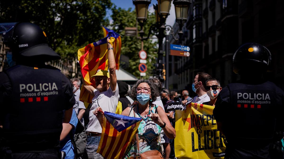 Manifestantes agitan “esteladas”, banderas independentistas catalanas, durante un discurso del jefe de gobierno español Pedro Sánchez en el Gran Teatre del Liceu en Barcelona, España, 21 de junio de 2021. El consejo de ministros aprobó el martes 22 de junio de 2021 el indulto de nueve políticos separatistas catalanes condenados a prisión por su papel en el intento secesionista de 2017. (AP Foto/Joan Mateu)