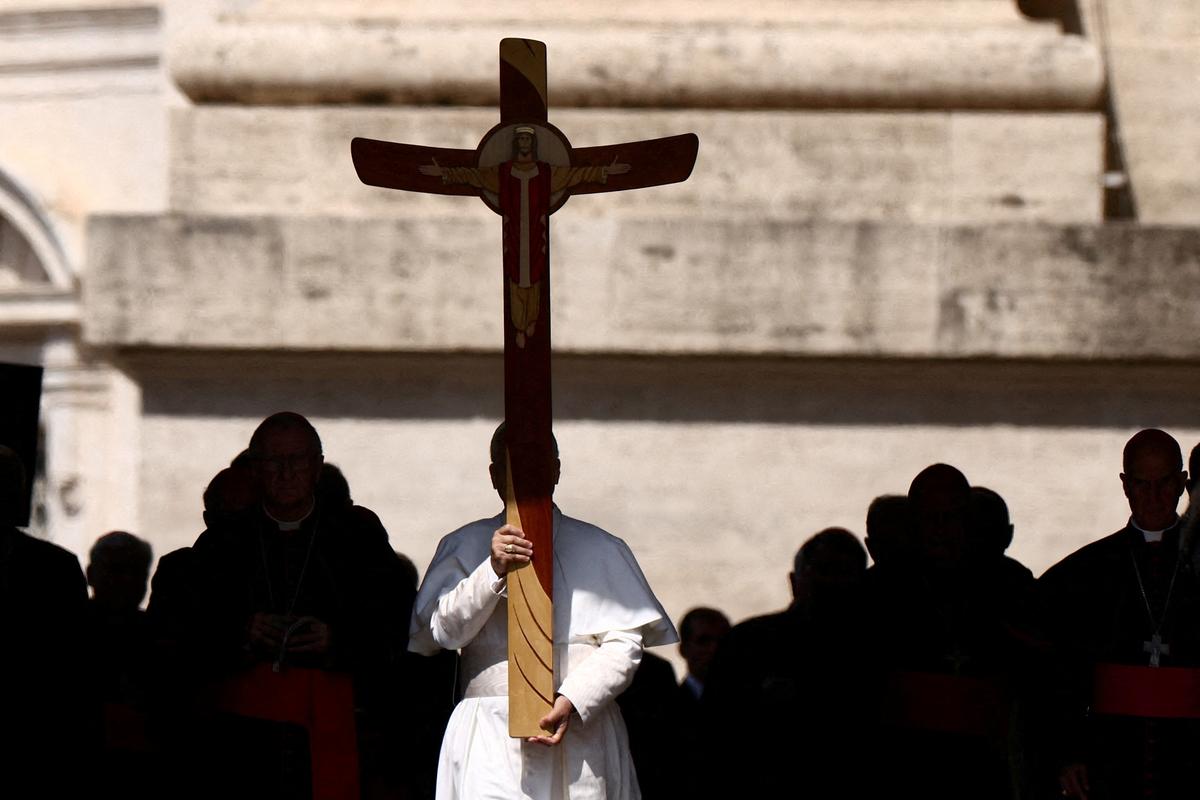 FILE PHOTO: Pope Leo XIV carries a cross as he arrives in procession to preside over the Mass for the Holy See Jubilee, at the Vatican, June 9, 2025. REUTERS/Yara Nardi/File Photo