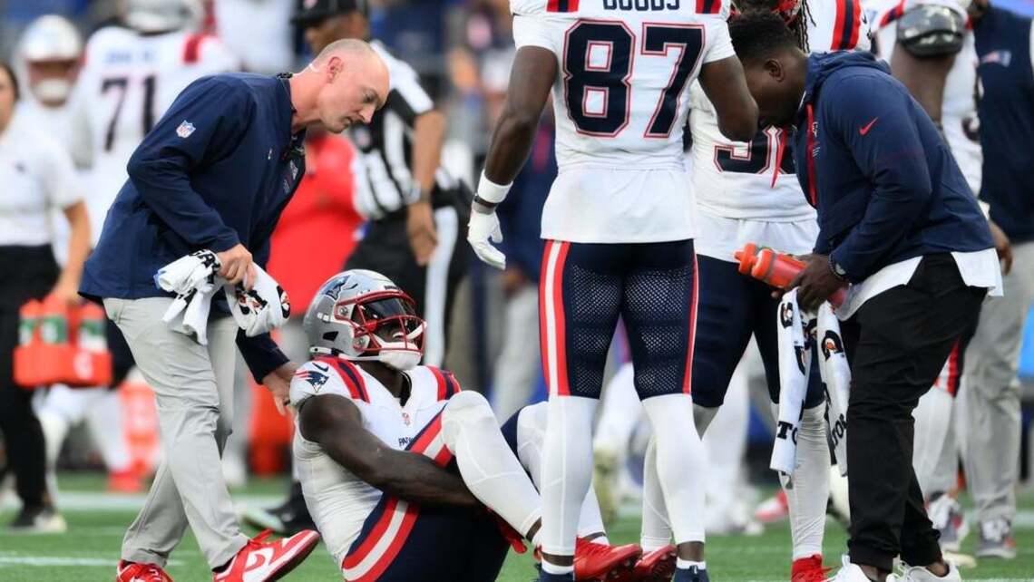Patriots WR A.J. Brown exits in third quarter with right ankle injury 