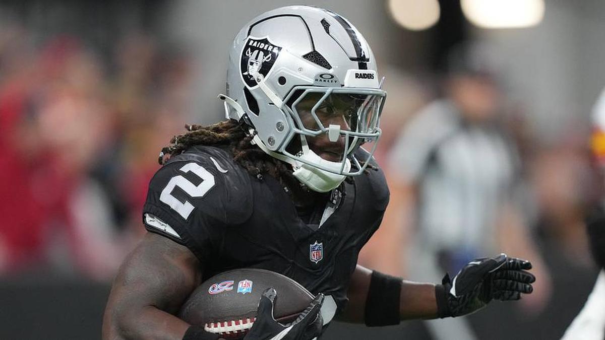  Jan 4, 2026; Paradise, Nevada, USA; Las Vegas Raiders running back Ashton Jeanty (2) carries the ball against the Kansas City Chiefs in the first half at Allegiant Stadium. Mandatory Credit: Kirby Lee-Imagn Images | Kirby Lee-Imagn Images 