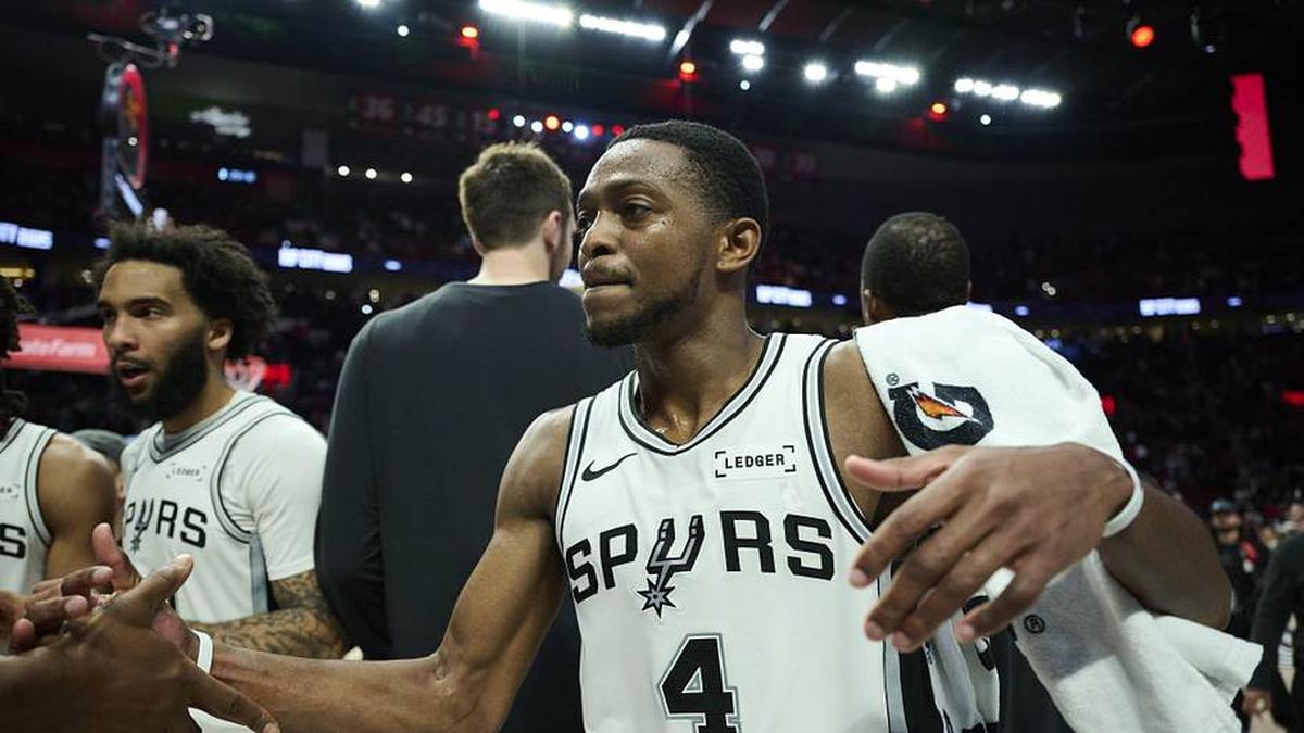  Apr 26, 2026; Portland, Oregon, USA; San Antonio Spurs guard De'aaron Fox (4) celebrates with teammates after a game against the Portland Trail Blazers during game four of the first round of the 2026 NBA Playoffs at Moda Center. | Troy Wayrynen-Imagn Images 
