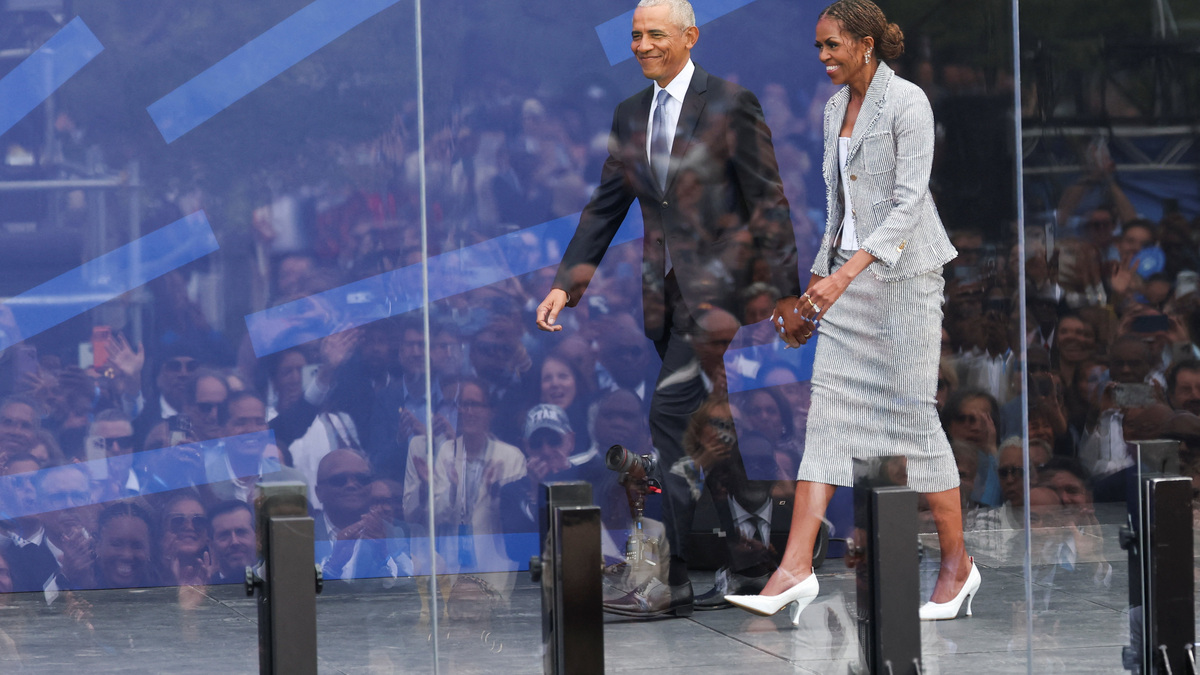 Former U.S. President Barack Obama and Michelle Obama attend a dedication ceremony for the opening of the Obama Presidential Center, in Chicago, Illinois, U.S., June 18, 2026. REUTERS/Brendan McDermid