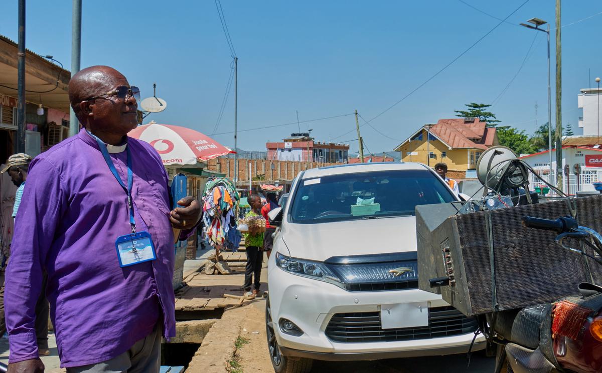 Congolese pastor Vital Ngelesa Lomami preaches and sensitizes the population against the spread of Ebola, as aid agencies intensify efforts to contain a new Ebola outbreak involving the Bundibugyo strain, along a street in Bunia, Ituri province, Democratic Republic of Congo, May 22, 2026. REUTERS/Gradel Muyisa Mumbere