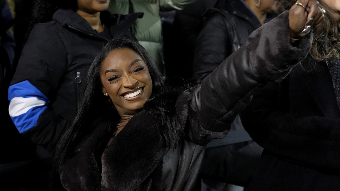 Simone Biles küsst Ehemann Jonathan Owens vor dem Playoff-Spiel der Bears ...