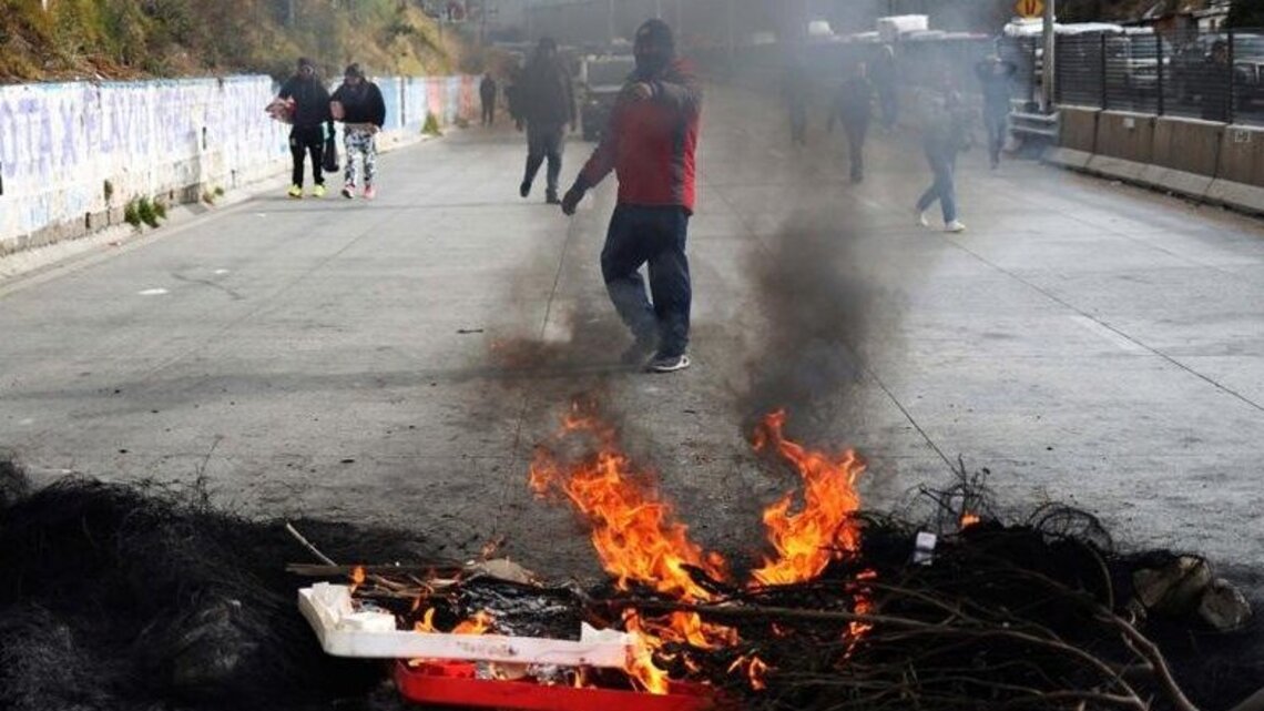 Bolivian protesters threaten actions near military bases 