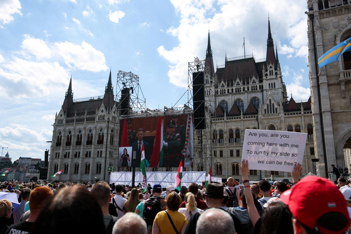 A screen shows the moment Peter Magyar takes the oath to become Hungary's new Prime Minister, as the crowd gathered outside the Hungarian Parliament building watches the inaugural session of the parliament in Budapest, Hungary, on May 9, 2026. REUTERS/Leonhard Foeger