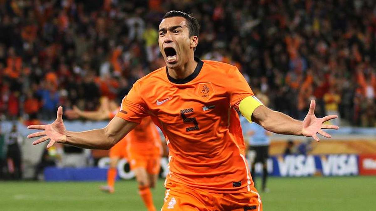  Giovanni van Bronckhorst's goal vs. Uruguay is legendary. | IMAGO/Sportimage 