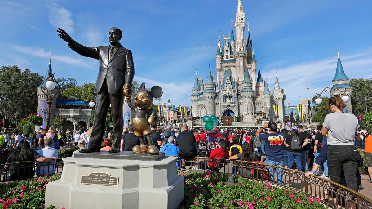 En esta foto del 9 de enero de 2019, los invitados ven un espectáculo cerca de una estatua de Walt Disney y Micky Mouse frente al Castillo de Cenicienta en Magic Kingdom en Walt Disney World en Lake Buena Vista, parte del área de Orlando en Florida.