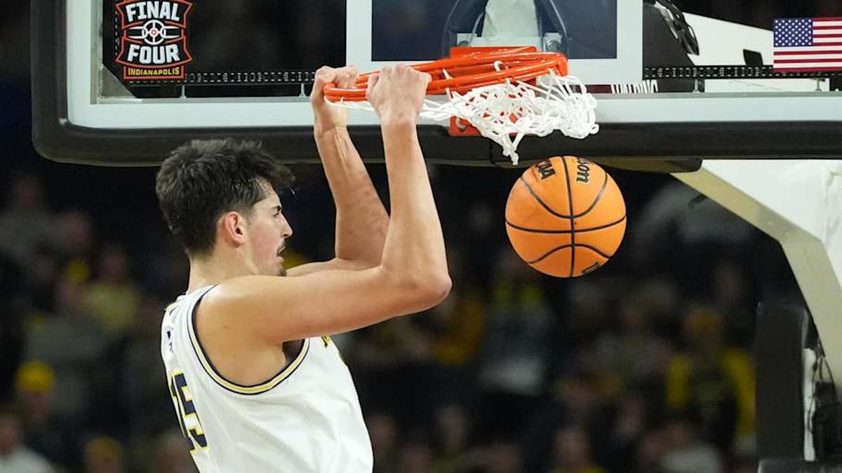  Apr 6, 2026; Indianapolis, IN, USA; Michigan Wolverines center Aday Mara (15) dunks against the Connecticut Huskies in the second half during the national championship of the Final Four of the men's 2026 NCAA Tournament at Lucas Oil Stadium. Mandatory Credit: Robert Deutsch-Imagn Images | Robert Deutsch-Imagn Images 
