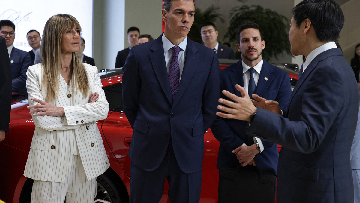 Founder, Chairman & CEO of Xiaomi, Lei Jun, right, speaks to Spain's Prime Minister Pedro Sanchez, middle, and his wife Begona Gomez at the Xiaomi headquarters Beijing on April 13, 2026. (Andres Martinez Casares/Pool/AFP/Getty Images/TNS)