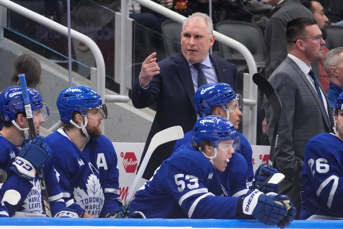  Former Toronto Maple Leafs head coach Craig Berube directs a player onto the ice during the third period against the New York Rangers at Scotiabank Arena. John E. Sokolowski-Imagn Images