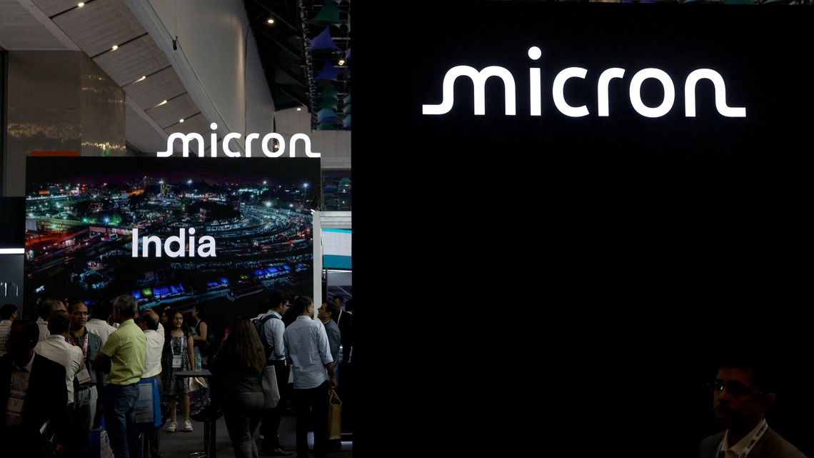 US chip stocks extend slide as China memory report, AI spending jitters hit sector 