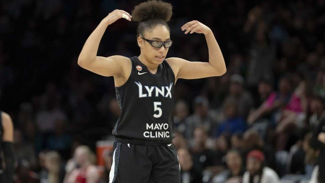 Natasha Howard, Lynx start hot to dominate Fire