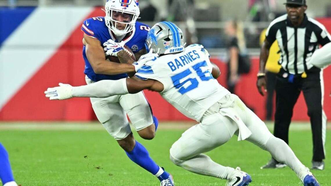 Bills WR DJ Moore exits with shoulder injury