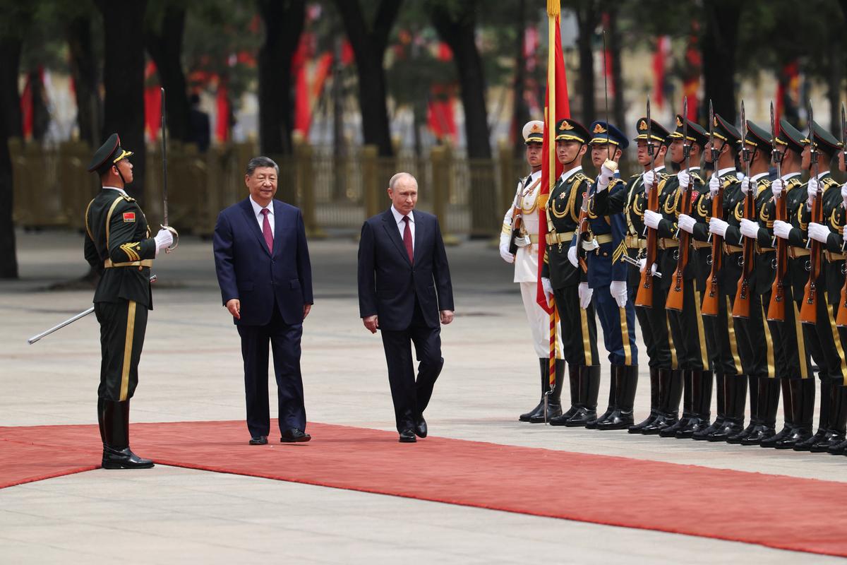 Russian President Vladimir Putin and Chinese President Xi Jinping inspect an honor guard during a welcoming ceremony at the Great Hall of the People in Beijing, China May 20, 2026. REUTERS/Maxim Shemetov/Pool