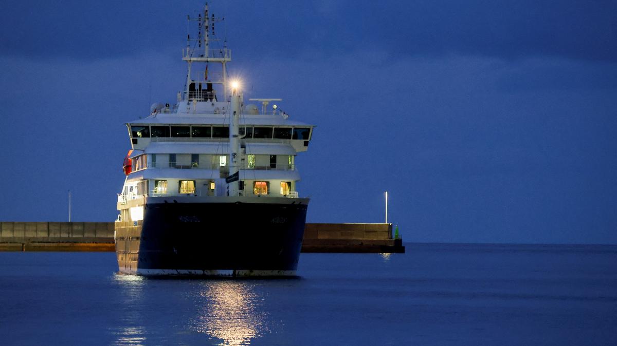 The cruise ship MV Hondius arrives at the port of Granadilla de Abona after being affected by a hantavirus outbreak, in Tenerife, Spain, May 10, 2026. REUTERS/Hannah McKay