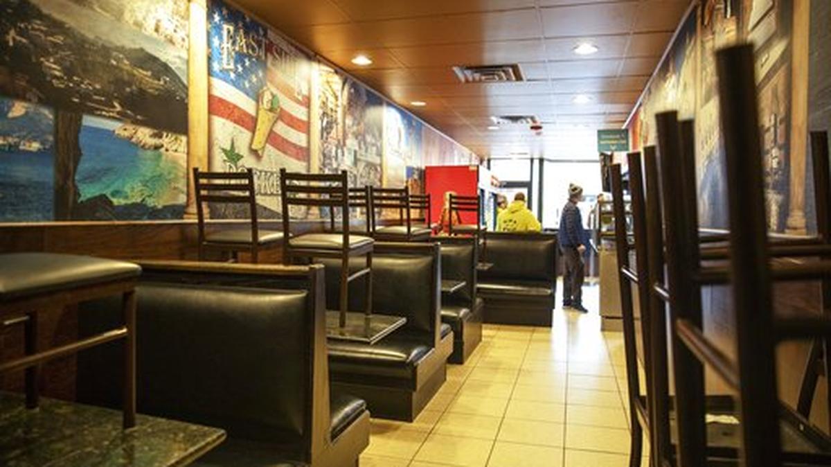 La zona de comedor de East Side Pockets, un pequeño restaurante cercano a la Universidad Brown, se encuentra cerrada como parte de las medidas para frenar la propagación del coronavirus, el miércoles 25 de marzo de 2020, en Providence, Rhode Island.