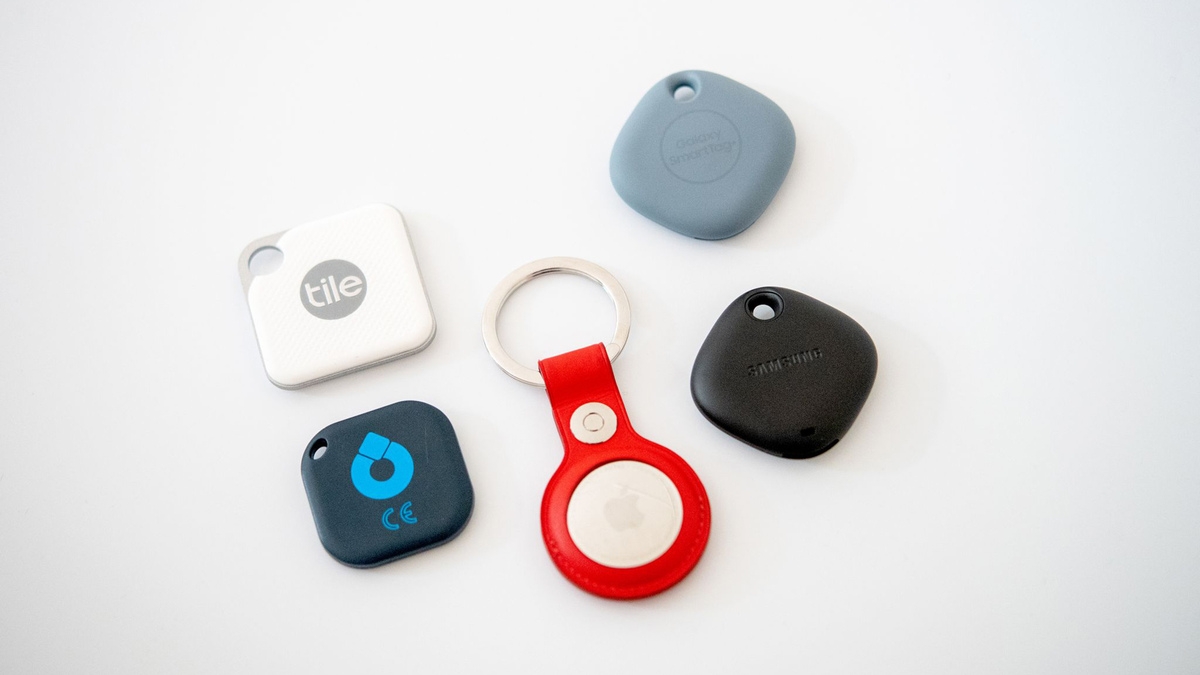 There are various tracker providers. These include, for example, Tile, top left, Musegear, bottom left, Apple, center, and Samsung, right. (Zacharie Scheurer/DPA/TNS)