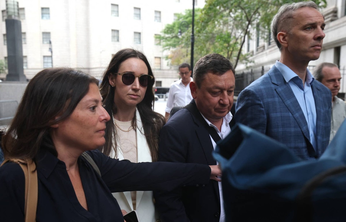  Frank founder Charlie Javice seeks a presidential pardon after her fraud conviction. 