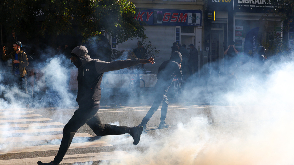 Protesters clash with police in Brussels 