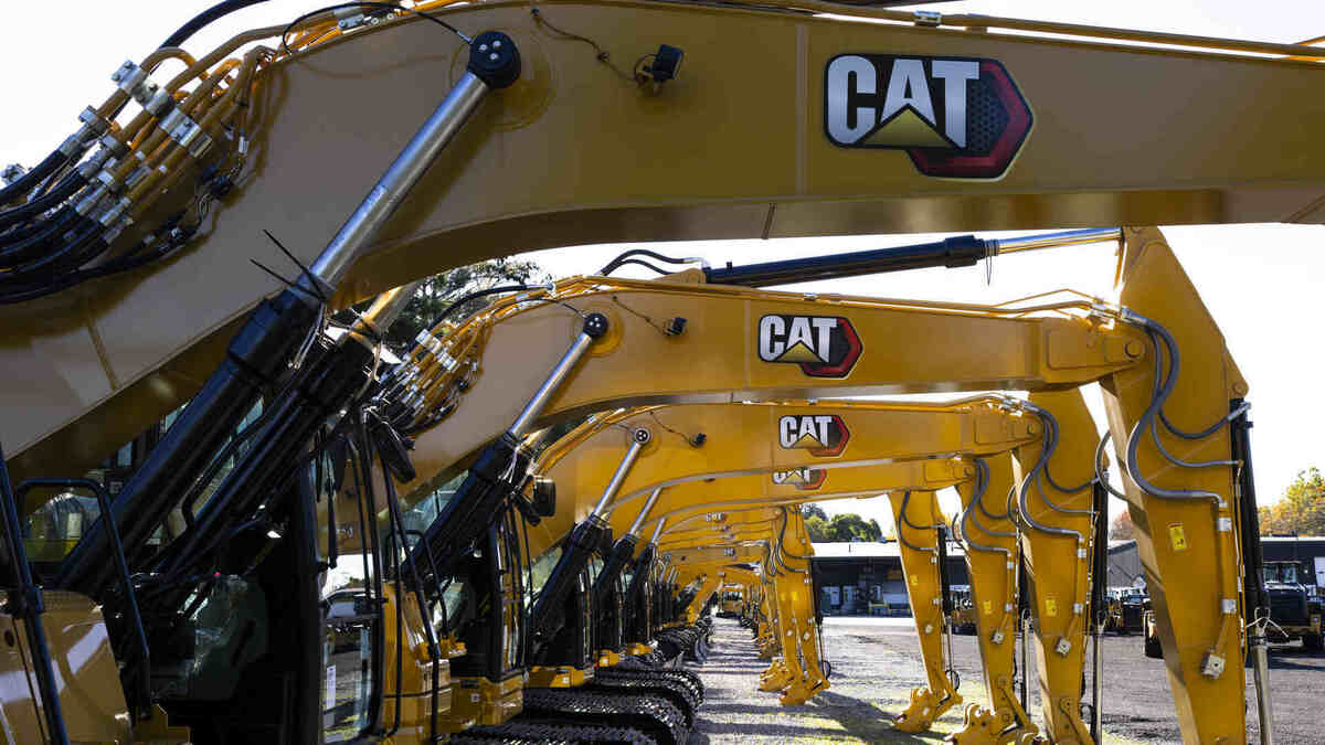  Burry disclosed he shorted CAT at $1,060.98. 