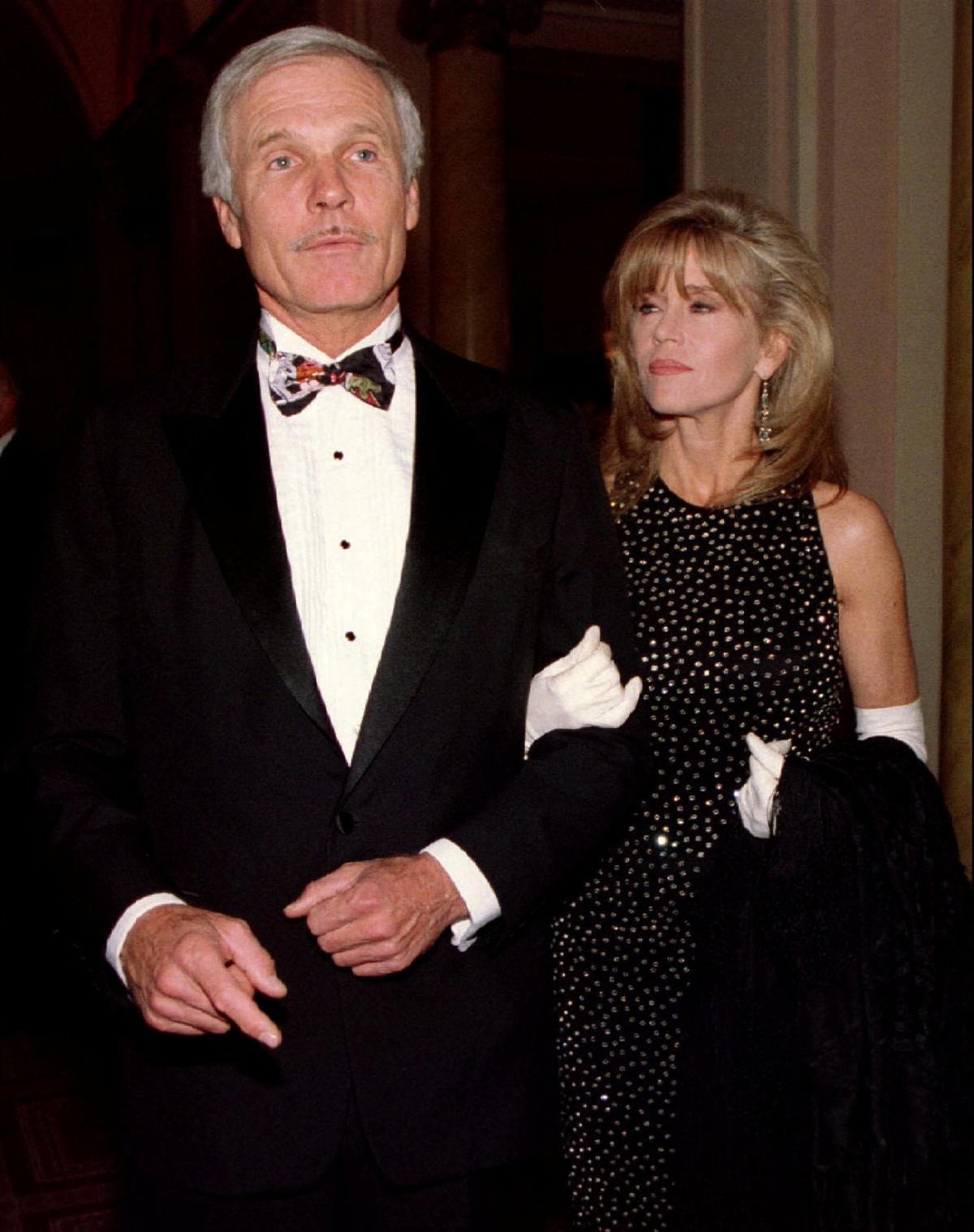 FILE PHOTO: Ted Turner, owner of TNT networks and his wife actress Jane Fonda enter for an award ceremony in New York November 11/File Photo