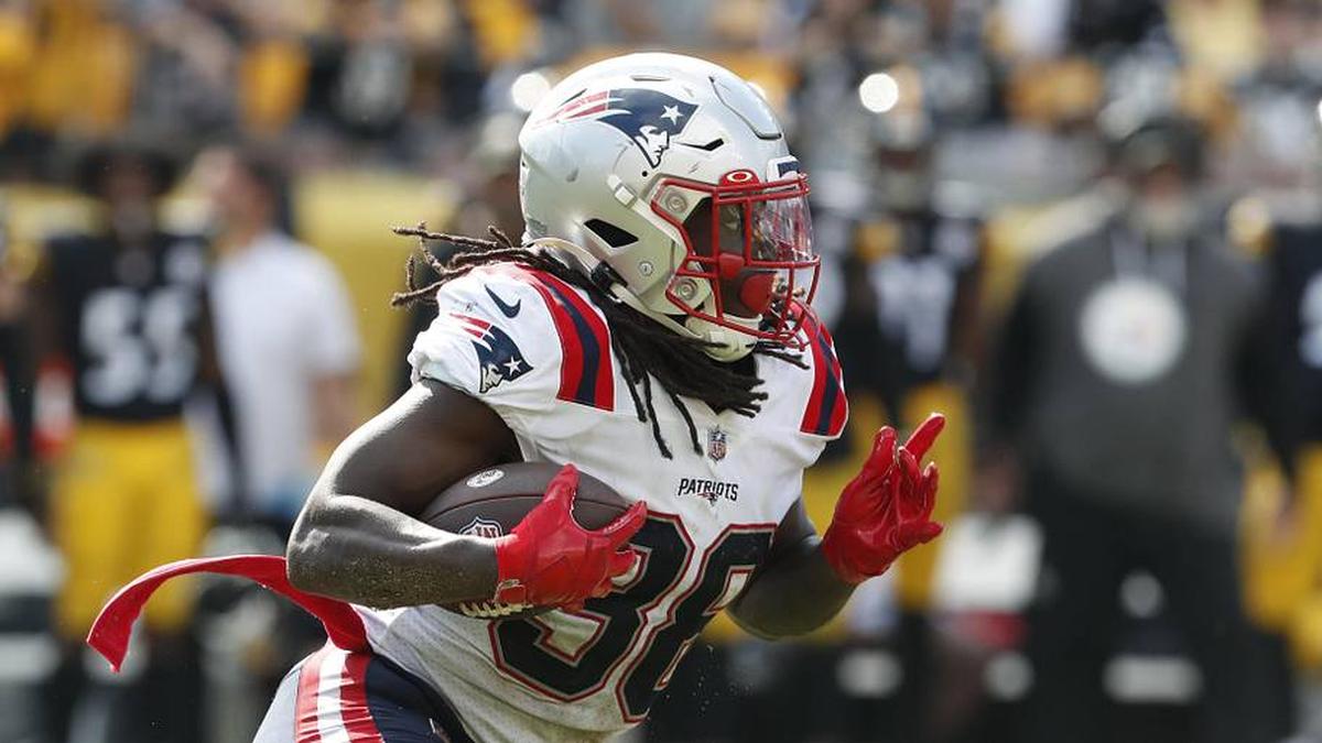  Sep 18, 2022; Pittsburgh, Pennsylvania, USA; New England Patriots running back Rhamondre Stevenson (38) runs the ball against the Pittsburgh Steelers during the fourth quarter at Acrisure Stadium. The Patriots won 17-14. Mandatory Credit: Charles LeClaire-Imagn Images | Charles LeClaire-Imagn Images 