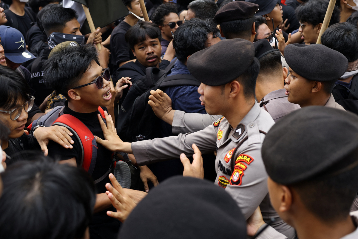As forest fires rage, hundreds of Indonesian students protest ...