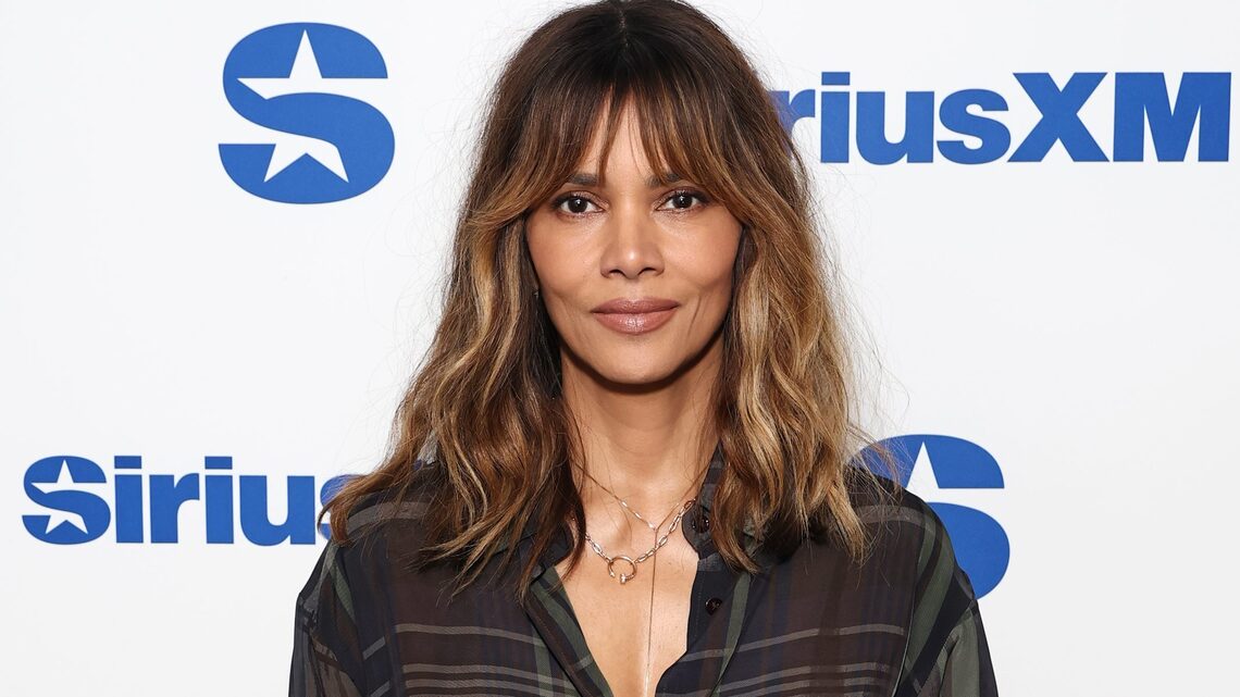 Halle Berry's Baggy Cool-Girl Jeans Are Basically Stylish Lounge Pants 