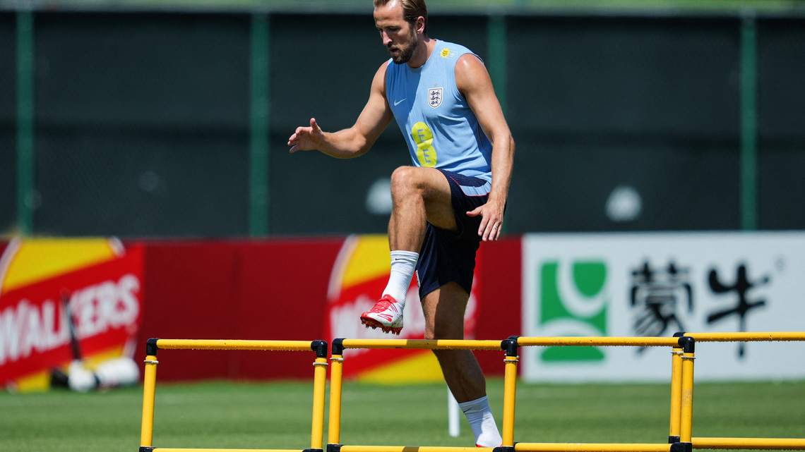 Soccer-England's Kane confirms golf outing with Trump, praises president's game 