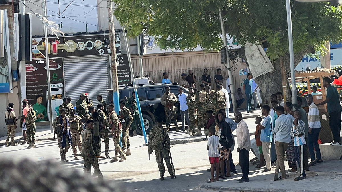Members of Somali government forces stand among civilians at a street junction ahead of a planned protest against Somalia's President Hassan Sheikh Mohamud over his decision to remain in office after his term expired last month, in Mogadishu, Somalia, June 4, 2026. Picture taken with a mobile phone. REUTERS/Feisal Omar