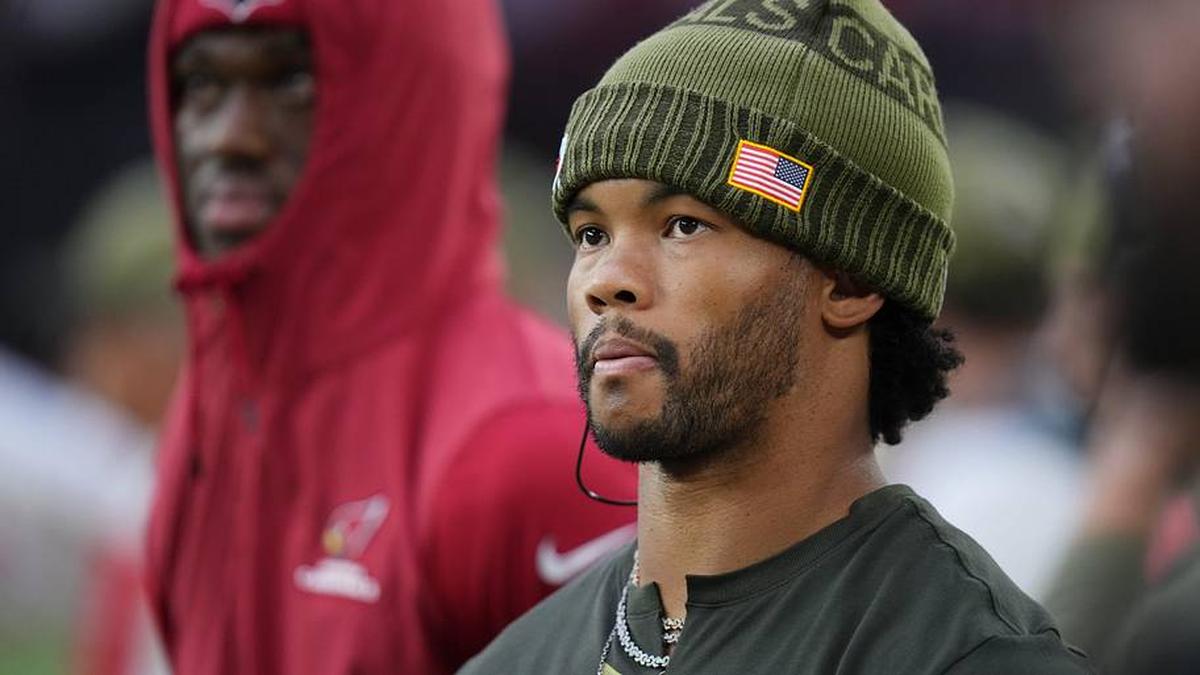  Arizona Cardinals quarterback Kyler Murray watches his team from the sidelines as they play the San Francisco 49ers at State Farm Stadium | Joe Rondone/The Republic / USA TODAY NETWORK via Imagn Images 