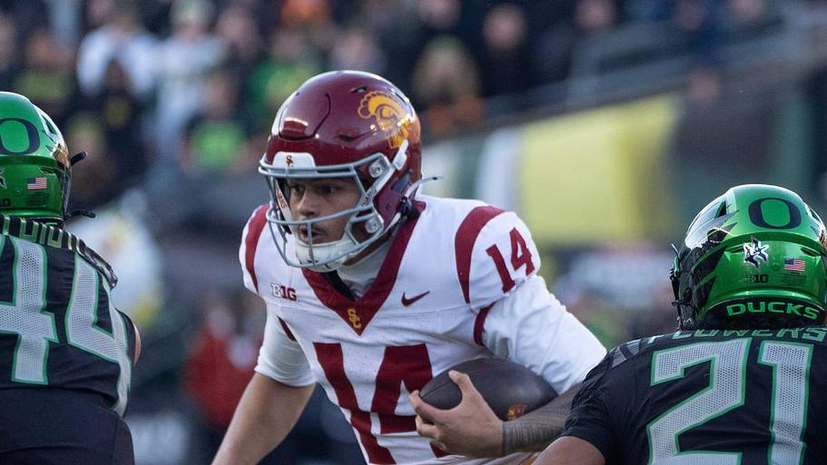  Southern California's Jayden Maiava, center, scrambles against Oregon during the second half Nov. 22, 2025. | Chris Pietsch/The Register-Guard / USA TODAY NETWORK via Imagn Images 