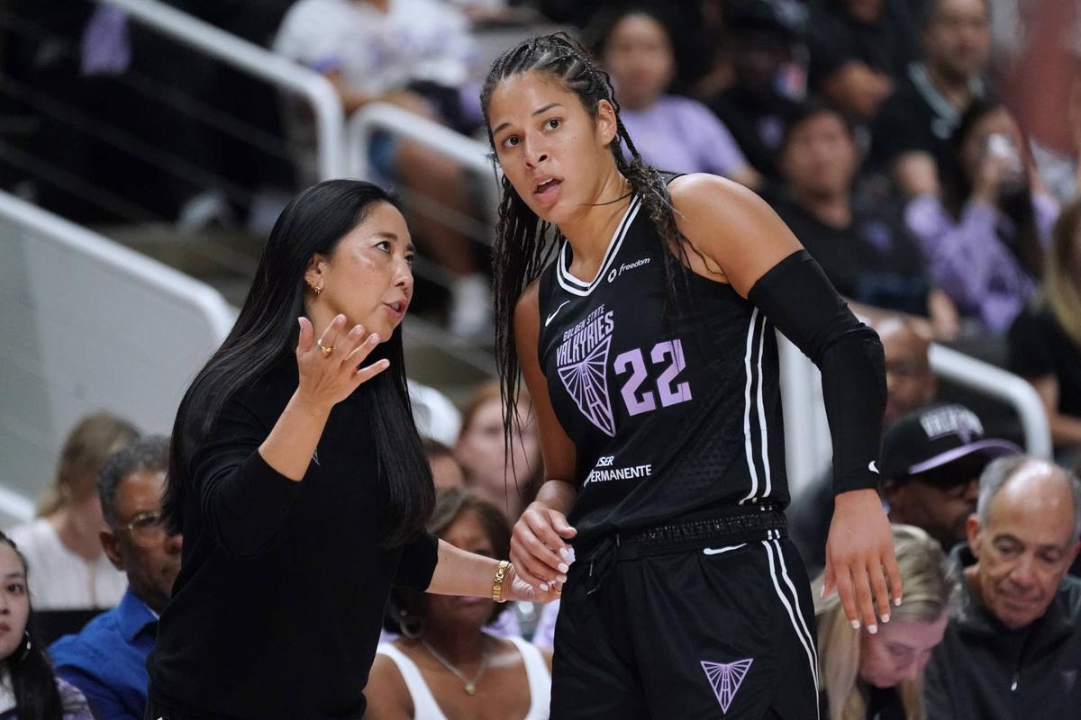  Golden State Valkyries head coach Natalie Nakase talks with guard Veronica Burton (22) in the fourth quarter against the Minnesota Lynx. David Gonzales-Imagn Images