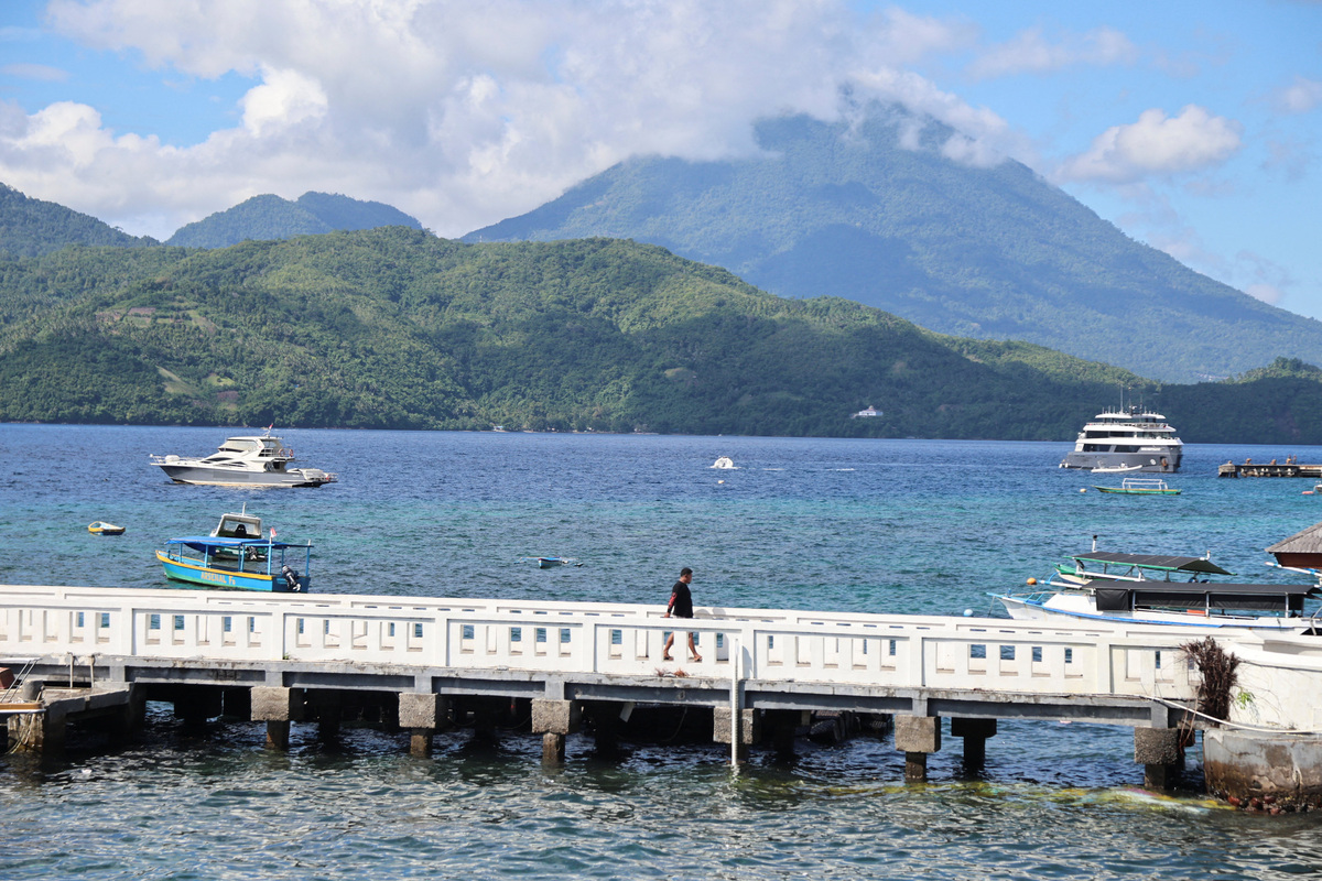 A man walks on a bridge after the Meteorology, Climatology, and Geophysical agency issued a tsunami warning following an earthquake off the southern Philippine island of Mindanao that was also felt in Ternate, North Maluku province, Indonesia, June 8, 2026. REUTERS/Stringer