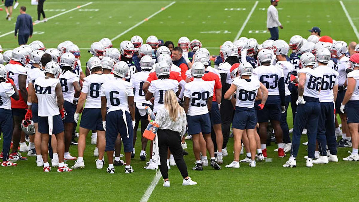  Jun 9, 2025; Foxborough, MA, USA; New England Patriots head coach Mike Vrabel (center blue vest) huddles the team during minicamp at Gillette Stadium. Mandatory Credit: Eric Canha-Imagn Images | Eric Canha-Imagn Images 